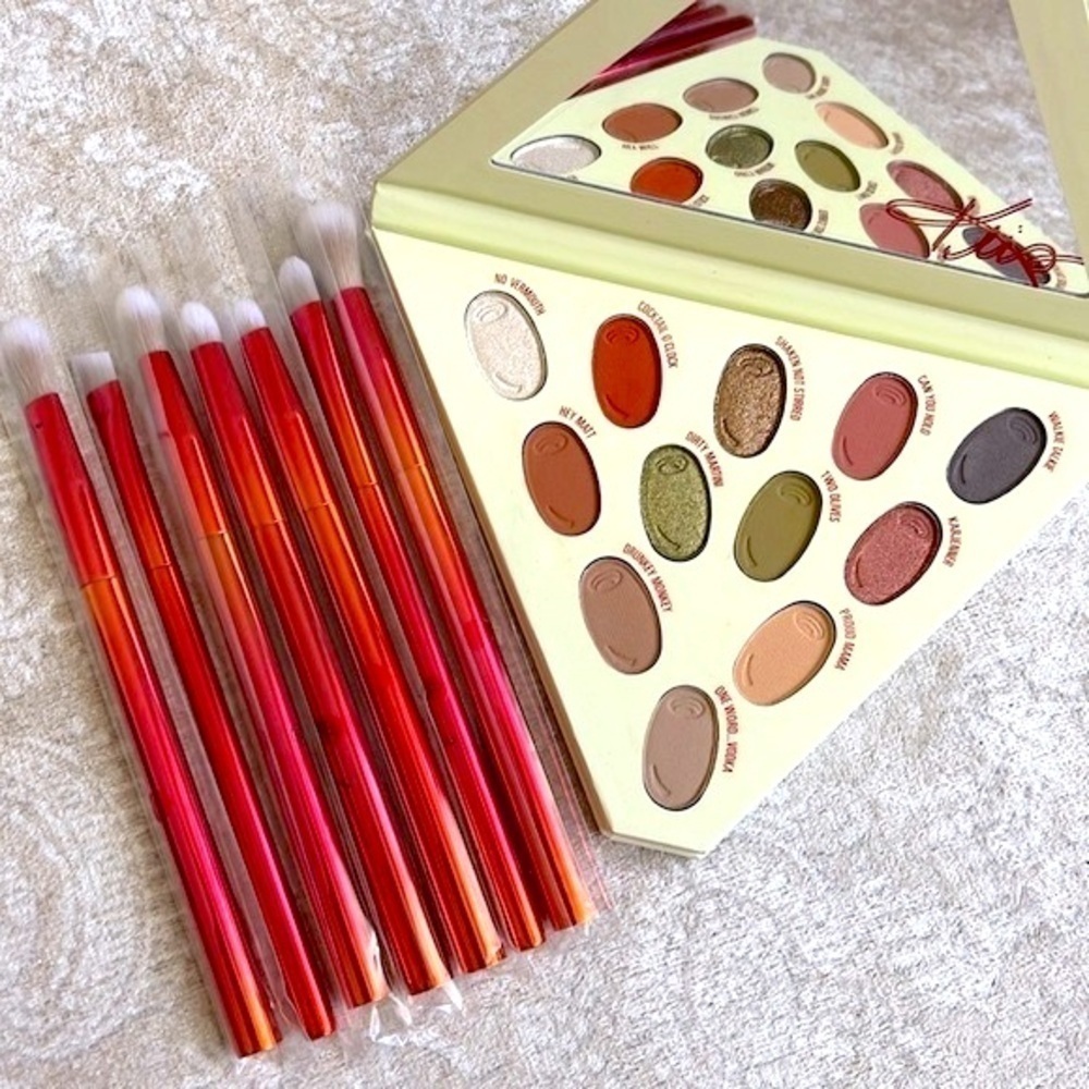 Brand New Kylie Jenner Kris Collection Eyeshadow Palette & 7-Piece BH Brush Set
